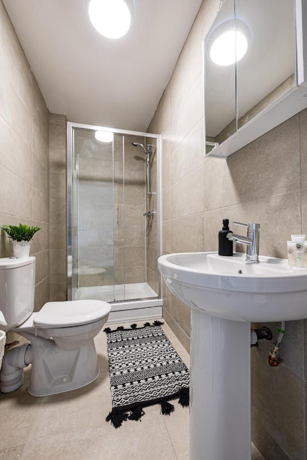 Top Floor Apartment With Private Balcony In Stockport Centre By Hass Haus エクステリア 写真