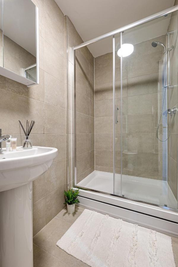 Top Floor Apartment With Private Balcony In Stockport Centre By Hass Haus エクステリア 写真