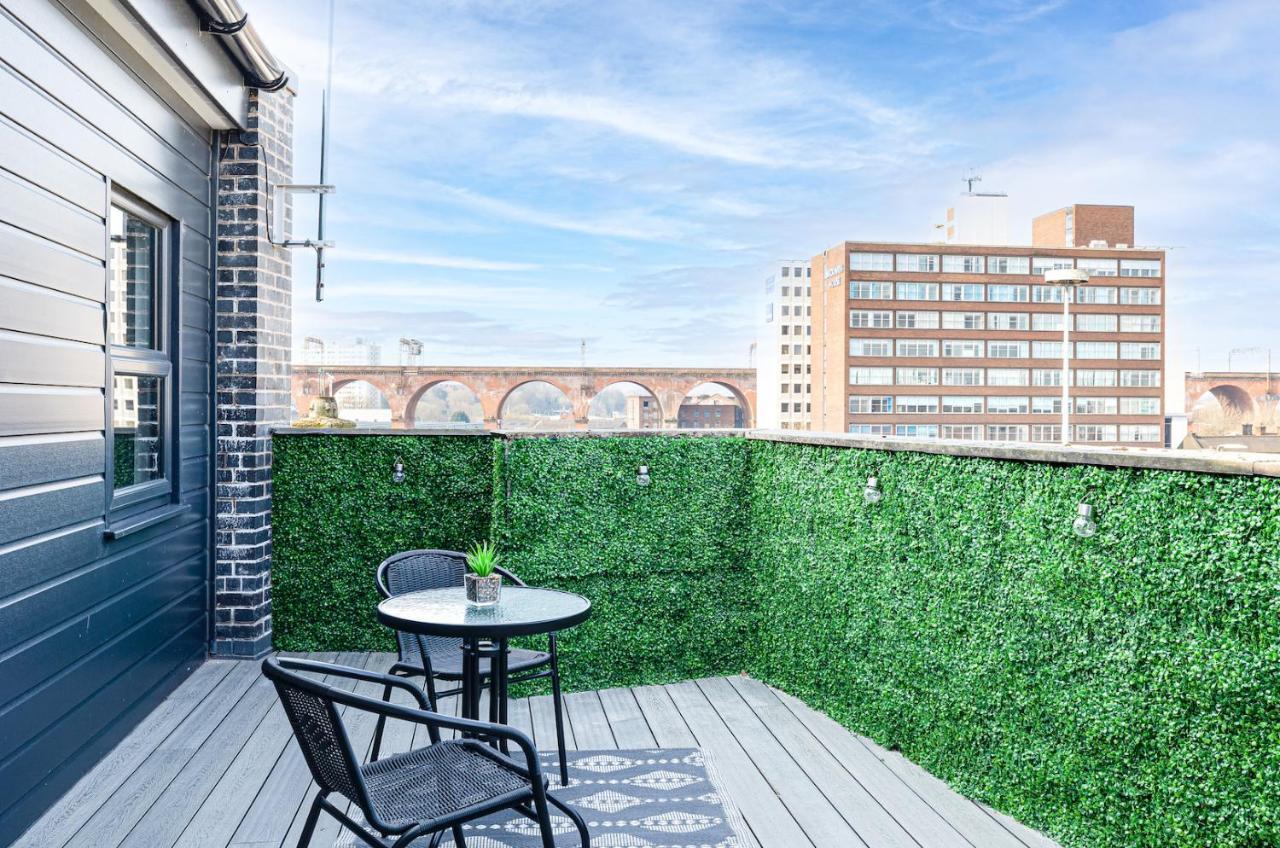 Top Floor Apartment With Private Balcony In Stockport Centre By Hass Haus エクステリア 写真
