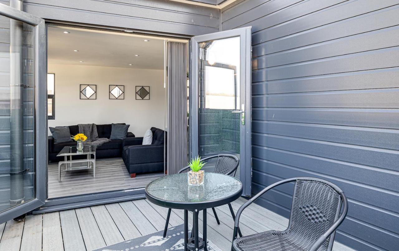 Top Floor Apartment With Private Balcony In Stockport Centre By Hass Haus エクステリア 写真